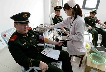 千名官兵挽袖献血
