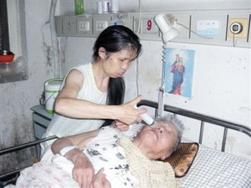 医院搬家八旬老太被弃空房停药月余