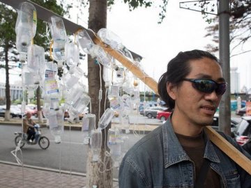 男子扛输液瓶游街抗议滥用抗生素