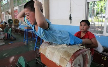 举重的孩子：杠铃下的沉重人生