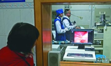 97岁老人动手术家属担心 医院公开手术过程