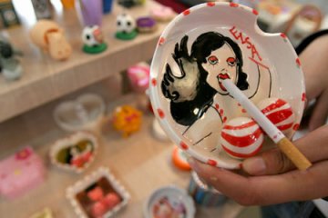 礼品店出售美人烟灰缸 胸部夸张比例失调