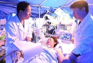 在广元市安置灾民的帐篷医院，来自天津医疗队的钟跃和张川两位医生正在讨论患者救治方案