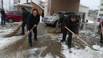 宿松县医院干群积极扫雪 保障患者行人出行安全