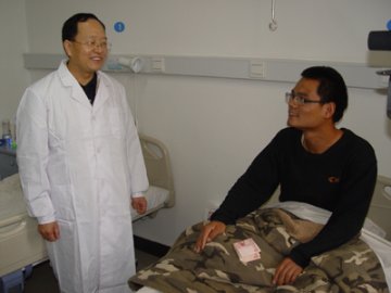 陕西省卫生厅刘少明、杨芙英参加“世界防治结核病日”宣传活动