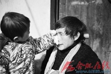 妈妈患侏儒症爸爸重度残疾 2岁女童已能做家务