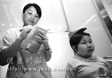 迷你女大学生即将接受治疗