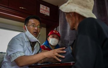 “房车机动医疗站”服务鲁甸灾区群众