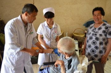 6月20日，眉县中医院组织医务人员深入优抚对象家中，为优抚对象义诊送药