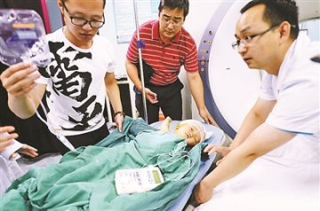 “大头丫头”来京救治 80后支教老师倾力相助