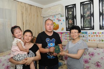 山西省首例单独两孩再生育服务证在阳泉诞生