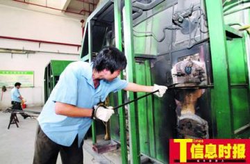 大学生在殡仪馆工作 首次为遗体化妆汗透衣服