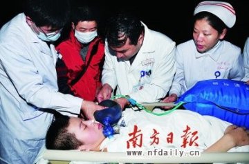 男子自制ICU病房救子续：儿子抵达广州入院
