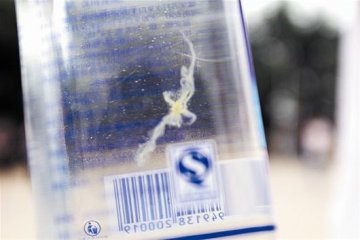 苏打水饮料内现鼻涕状异物 瓶盖无开启痕迹