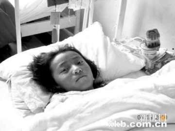 12岁女孩拖着断腿找人救好友
