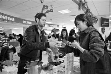 志愿者发起“农夫市集”义卖情献白血病患儿