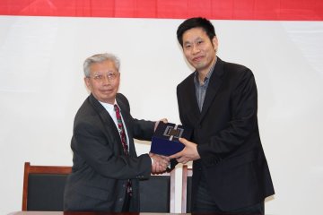 美国友人在我校捐赠设立罗林秀助学基金