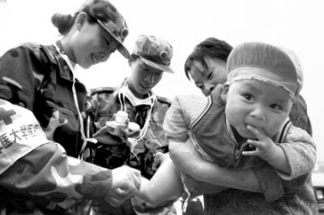 阿姨给你擦擦药