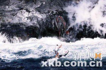 运动员在正喷发活火山下冲浪
