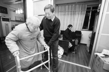 六旬教师照顾瘫母病弟34年至今未婚
