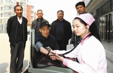 《工人日报》“世界卫生日”活动走进社区