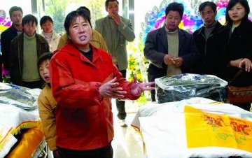 法医鉴定中心搬错尸体 家属遗体告别哭错人