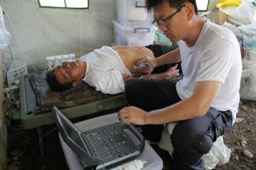 中国政府应急医疗队在菲台风灾区工作