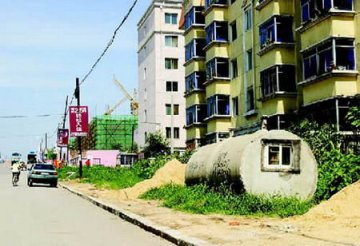 男子将水泥管在路边改造成“洞”房