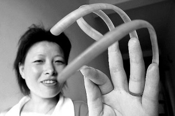 女士7年留出14厘米长指甲