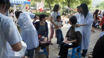 我校志愿者参加2011江苏省及南京市红十字博爱周暨防灾减灾宣传周启动仪式