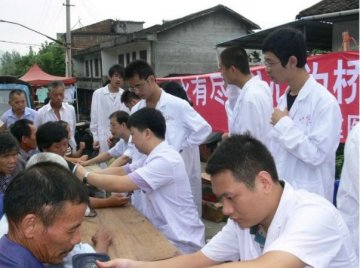 邵武市立医院福医大学生灾区义诊同搭心桥