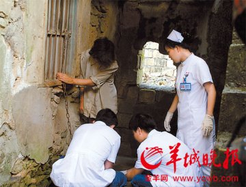 女子产后患精神病 前夫悉心照顾20载