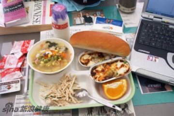 日本的学生午餐，也有典型的西式风格。