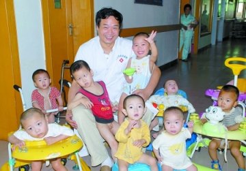 医生创建医院收治180多个脑瘫孤儿
