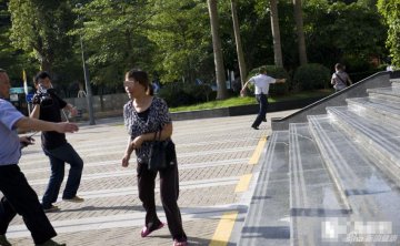 4.黄牛见执法人员，企图逃跑