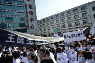 温岭上百医务人员抗议医疗暴力