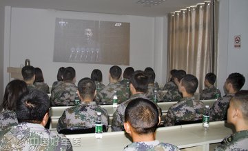 解放军第八一医院组织官兵集中收看抗日战争胜利70周年纪念大会电视实况转播