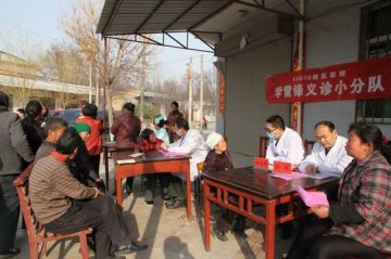 大荔县：驻地部队医院为群众义诊