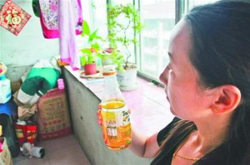 顾客在饮料瓶盖内发现活虫子