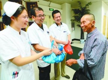 老人患癌症欲回家等死 医生护士凑钱挽回生命