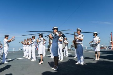 中国海军和平方舟医院船军乐队