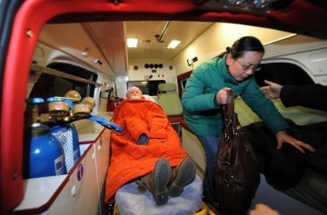 安徽被毁容少女周岩抵京治疗