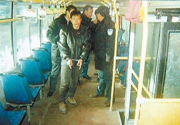 男子在公交车上43刀砍死同居女友