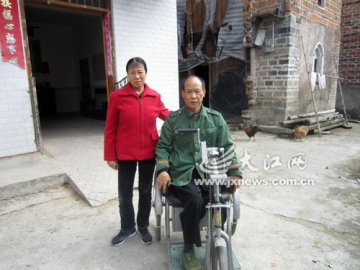 妻子照顾瘫痪丈夫29年感动乡邻