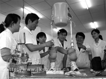 工伤职工配假肢可获报销