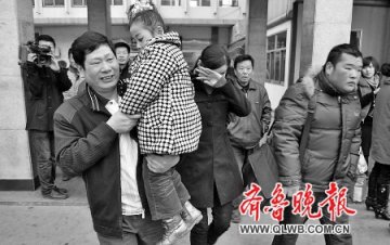 父母通过网络找到离家出走9年女儿