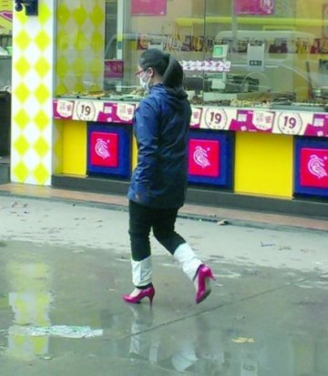 生活贴士：穿高跟鞋走内八字 雨天不会溅脏裤腿
