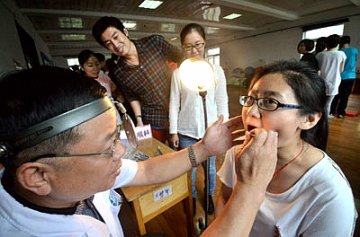 为特教老师送“健康大礼”
