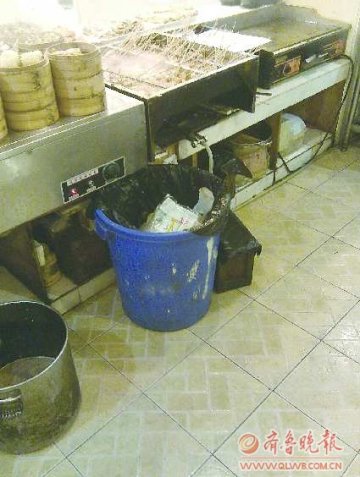 记者曝餐馆重点查垃圾桶 “回收”剩饭再上餐桌