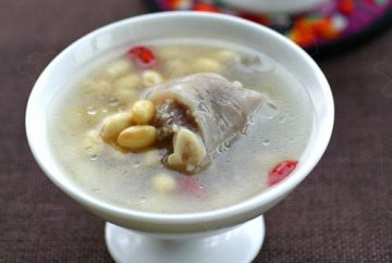 冬天多吃六类食物可缓解嘴唇干裂